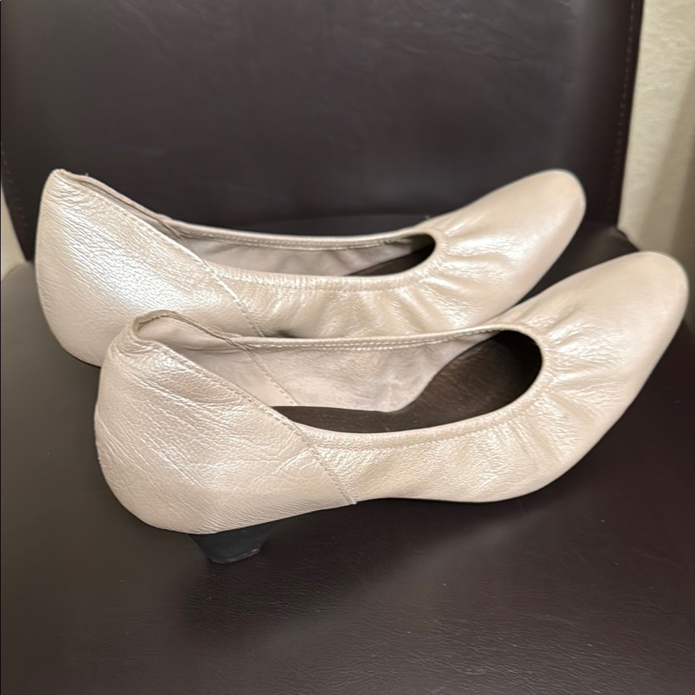 Elegant Women's Cream Pumps